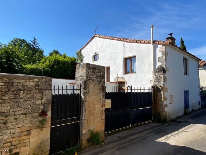 Maison de Village en Pierre avec 2 Chambres - Proche Aunac sur Charente