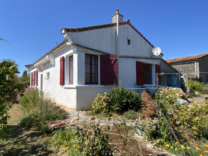 EXCLUSIVTE : Maison De Village Entre Ruffec et Civray