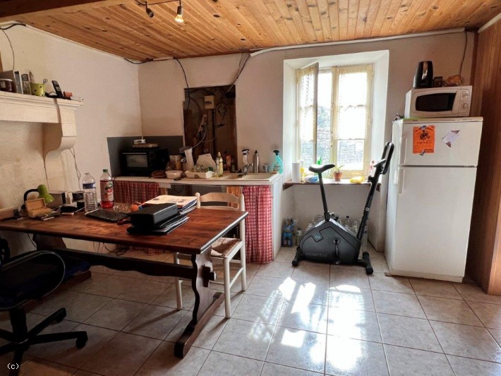Maison En Pierre Entre Villefagnan Et Sauzé Vaussais : Gros Potentiel