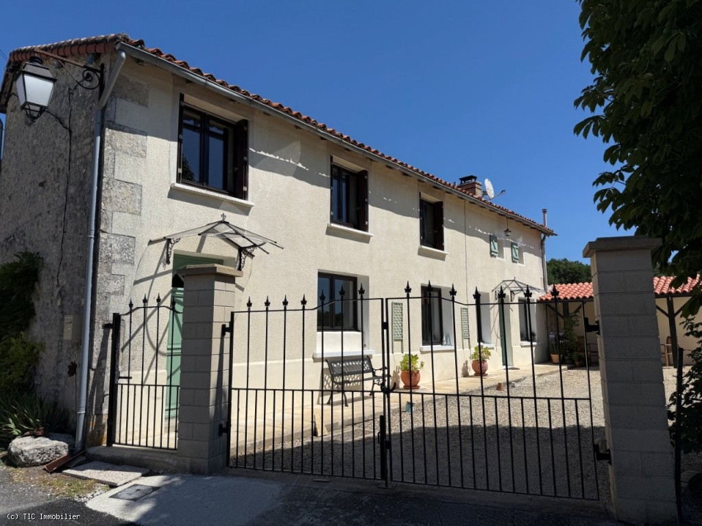 Belle Maison de Campagne avec Vues Magnifiques et Terrain de Golf 2 Trous! - Proche de Nanteuil