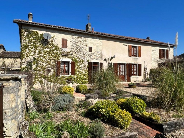 Superbe Maison Avec Jardin Et Dépendances Dans Le Très Beau Village Historique de Tusson