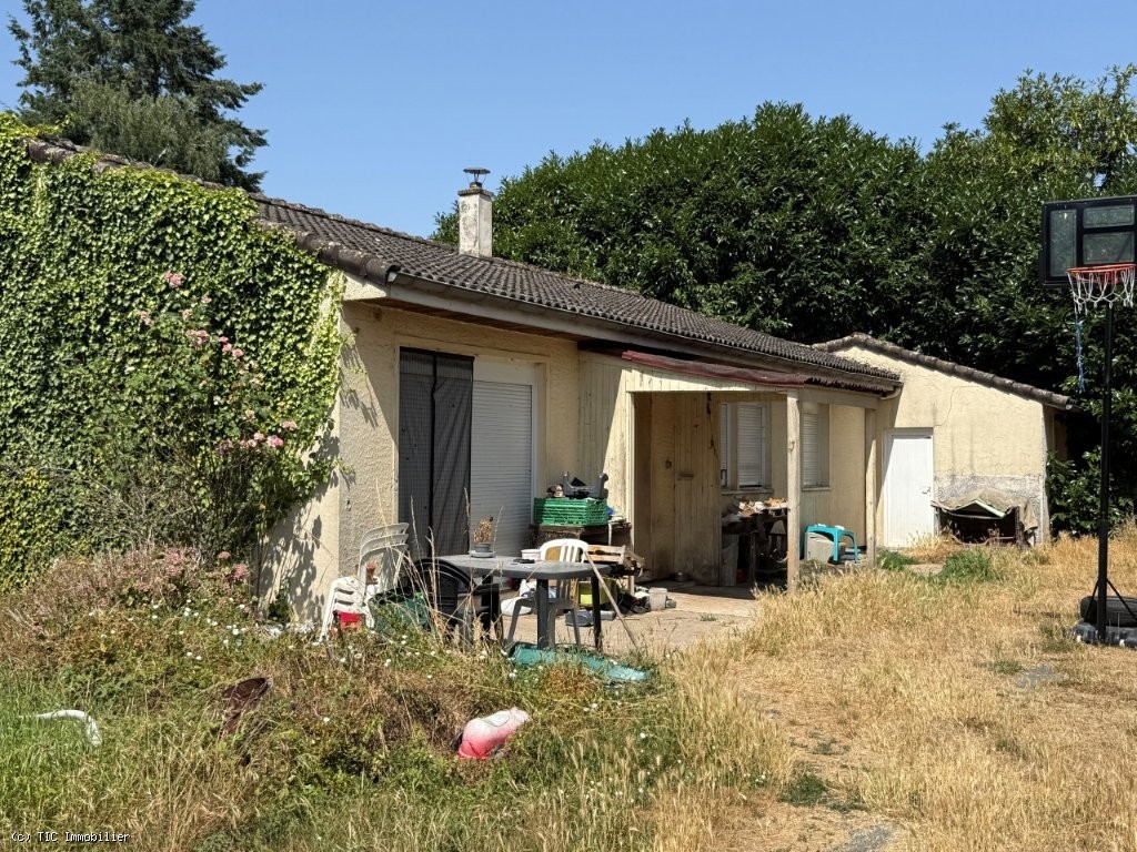 Pavillon près de Ruffec. A Rafraichir