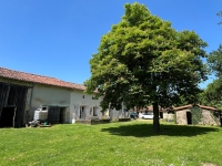 Ancienne Ferme avec Grand Terrain près de Civray