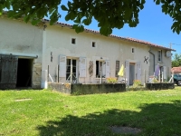 Ancienne Ferme avec Grand Terrain près de Civray