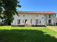 Ancienne Ferme avec Grand Terrain près de Civray