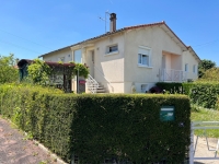 Agréable Maison Près des Commerces à Ruffec avec 3 Chambres et Jardin Clos
