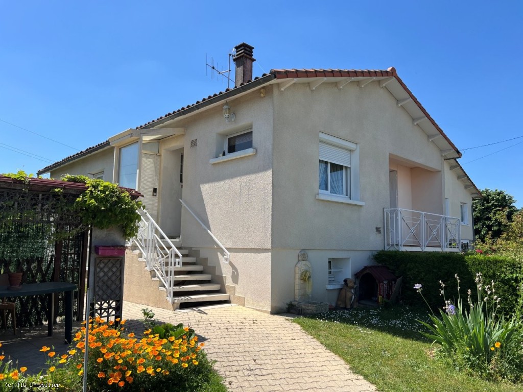 Agréable Maison Près des Commerces à Ruffec avec 3 Chambres et Jardin Clos
