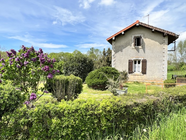 Former Railway Gatekeeper's House With 2/3 Beds on 2600m². Champagne Mouton.