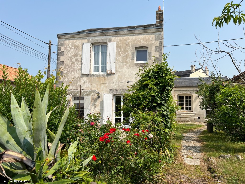 Maison de Caractère avec 3 Chambres, Jardin et Garage à Ruffec