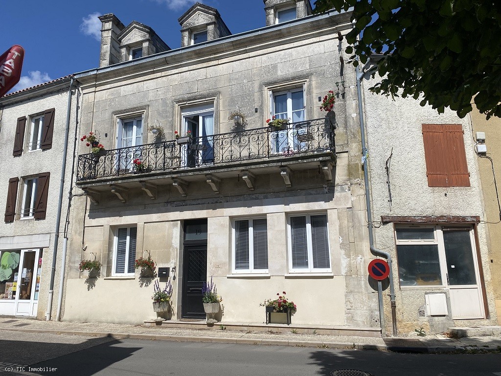 Spacious Village Property With Commerce In Walking Distance