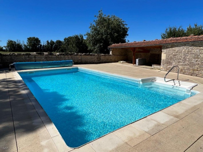 Glorious 4 Bedroom Stone Property. Swimming Pool, Land And Outbuildings