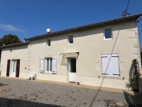 Maison en pierre avec grange, cour et terrain