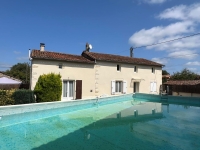 Maison en pierre avec grange, cour et terrain