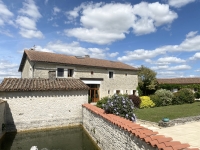 Magnifique Domaine de presque un Hectare avec 3 Chambres, Belle Piscine et Potentiel Pour Gîtes