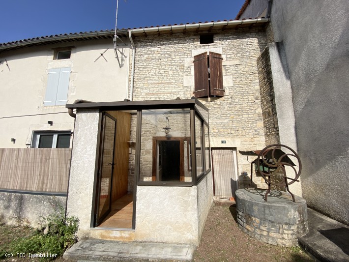 Jolie Maison en Pierre avec Deux Chambres Centre Aunac