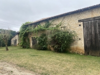 Ancien Corps de Ferme à Blanzay avec Potentiel Pour Faire des Gites