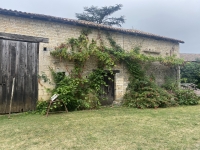 Ancien Corps de Ferme à Blanzay avec Potentiel Pour Faire des Gites