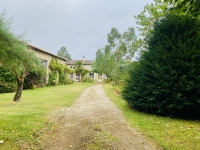 Ancien Corps de Ferme à Blanzay avec Potentiel Pour Faire des Gites