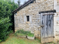 Ancien Corps de Ferme à Blanzay avec Potentiel Pour Faire des Gites