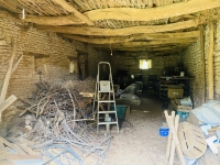 Ancien Corps de Ferme à Blanzay avec Potentiel Pour Faire des Gites