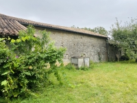 Ancien Corps de Ferme à Blanzay avec Potentiel Pour Faire des Gites