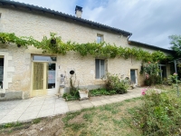 Ancien Corps de Ferme à Blanzay avec Potentiel Pour Faire des Gites