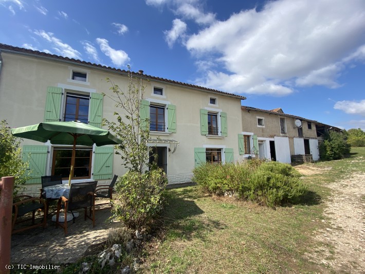 Ancien corps de Ferme avec Grand Terrain et Grandes Dépendances