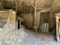 Ancien corps de Ferme avec Grand Terrain et Grandes Dépendances