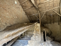 Ancien corps de Ferme avec Grand Terrain et Grandes Dépendances