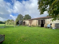 Ancienne Ferme avec Grand Terrain près de Civray