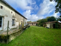 Ancienne Ferme avec Grand Terrain près de Civray