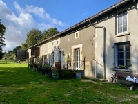 Ancienne Ferme avec Grand Terrain près de Civray