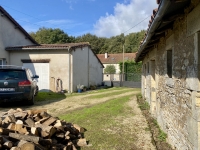 Ancienne Ferme avec Grand Terrain près de Civray