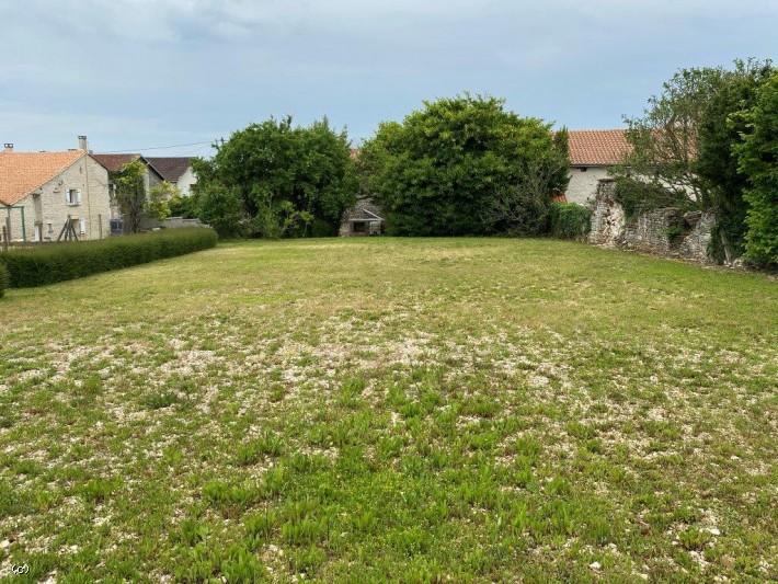 Grange avec Jardin Clos et Hangar - Proche Verteuil Sur Charente