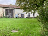 Ancienne Ferme avec Grand Terrain près de Civray