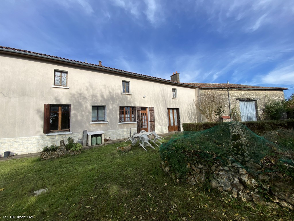 Jolie Longère avec 4 Chambres et Jardin à 10 minutes de Sauze Vaussais