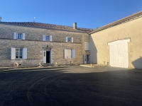 Très Belle Maison et Corps de Ferme près de Villefagnan