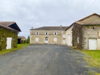 Très Belle Maison et Corps de Ferme près de Villefagnan