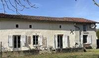 Ancienne Ferme avec Grand Terrain près de Civray