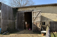 Ancienne Ferme avec Grand Terrain près de Civray