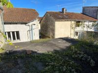 Appartement Avec Local Dans Le Village Historique De Vertueil-Sur-Charente