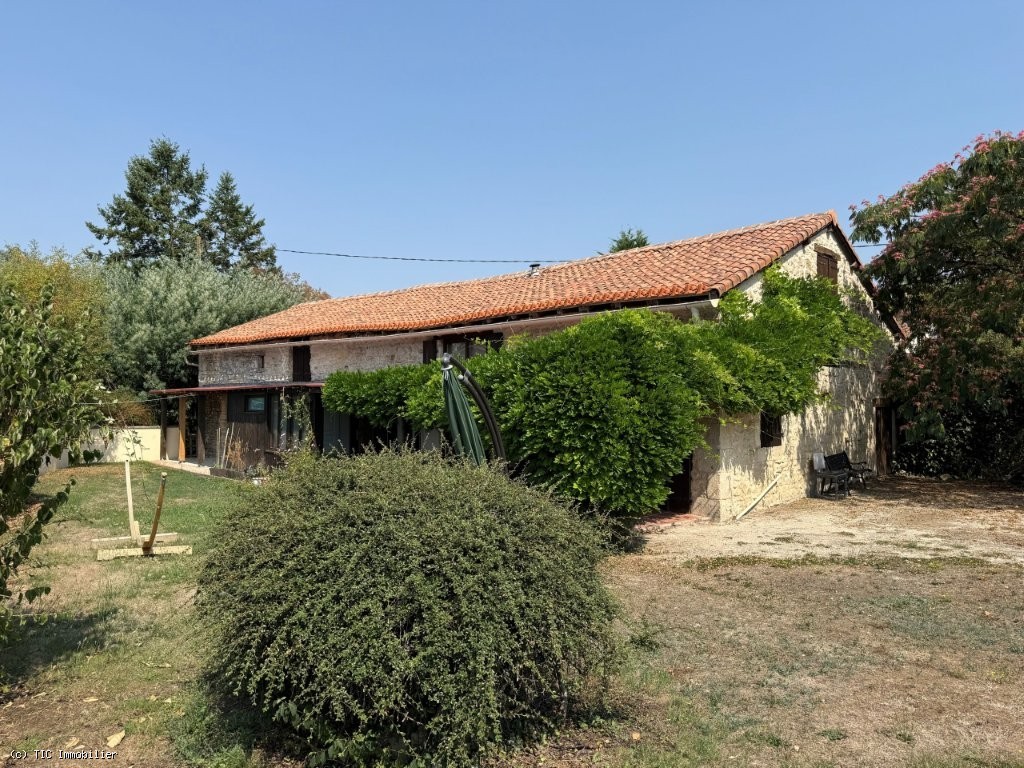 Belle Maison en Pierre de Caractère avec Gîte, Annexe et Terrain dans un Hameau Calme à 8 Minutes de