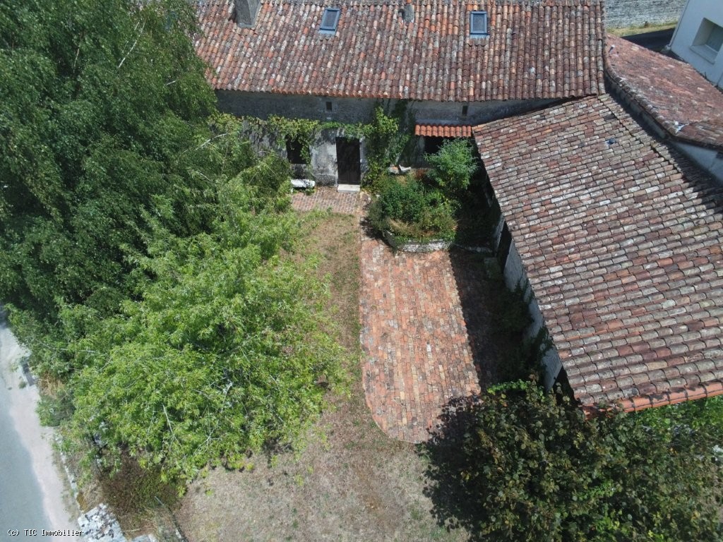 Belle Maison En Pierre Avec Jardin et Un Terrain de Loisirs En Bordure de la Charente