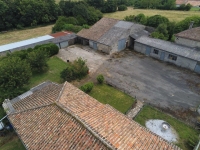 Maison Ancienne Avec Dépendances sur Grand Terrain