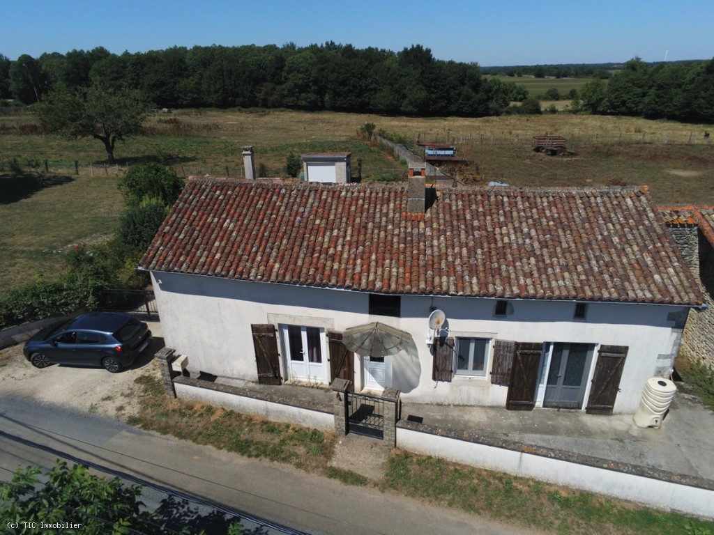 Spacious 3 / 4 Bedroom Cosy Stone House Close To Ruffec On 1482m²