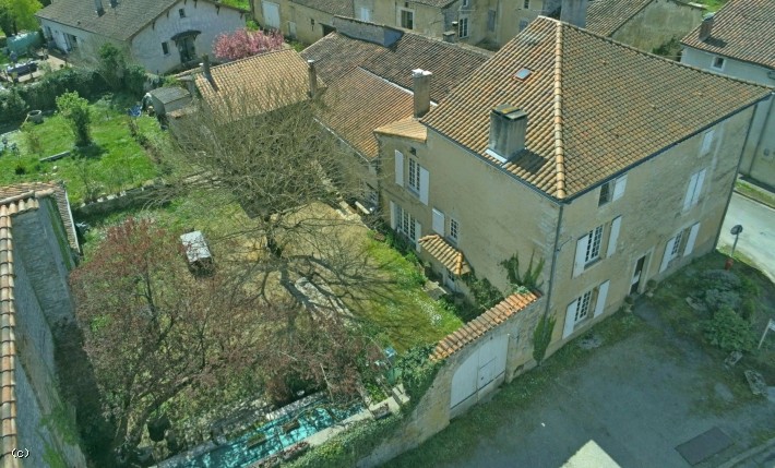 Grande Maison de Village avec Jardin et Garage à Verteuil Sur Charente