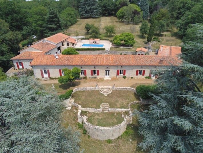 Exceptional property! Beautiful Old House with over 6 Hectares of Land