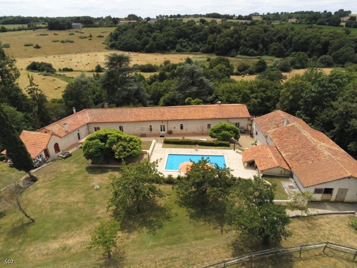 Exceptional property With Swimming Pool! Beautiful Old House with over 6 Hectares of Land