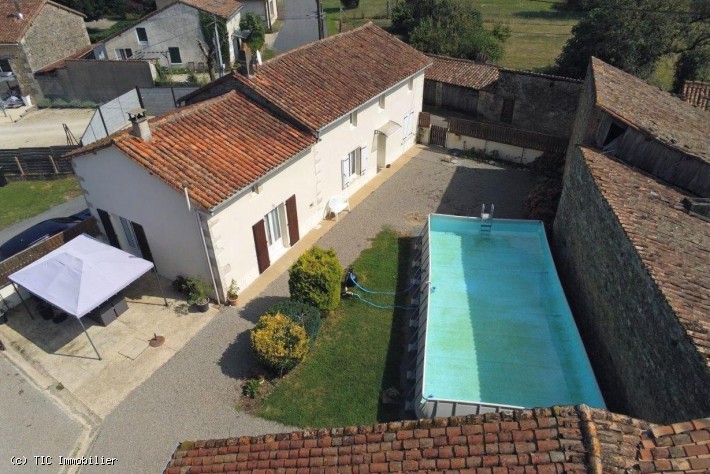 Maison en pierre avec grange, cour et terrain