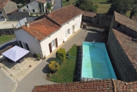 Maison en pierre avec grange, cour et terrain